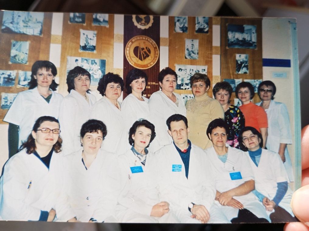 Автор новоиспеченный физиотерапевт со своими однокурсниками и преподавателем.