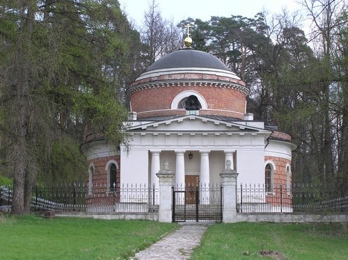 Усыпальница-ротонда Орловых. Здесь упокоились Григорий, Алексей, Иван и Фёдор.