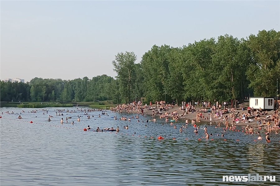 Единственный официальный пляж в Красноярске переполнен, побережье ломится от количества людей
