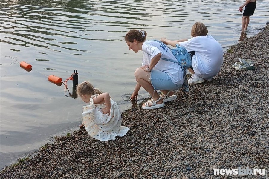 Прежде чем лезть в озеро, горожане проверяют температуру воды
