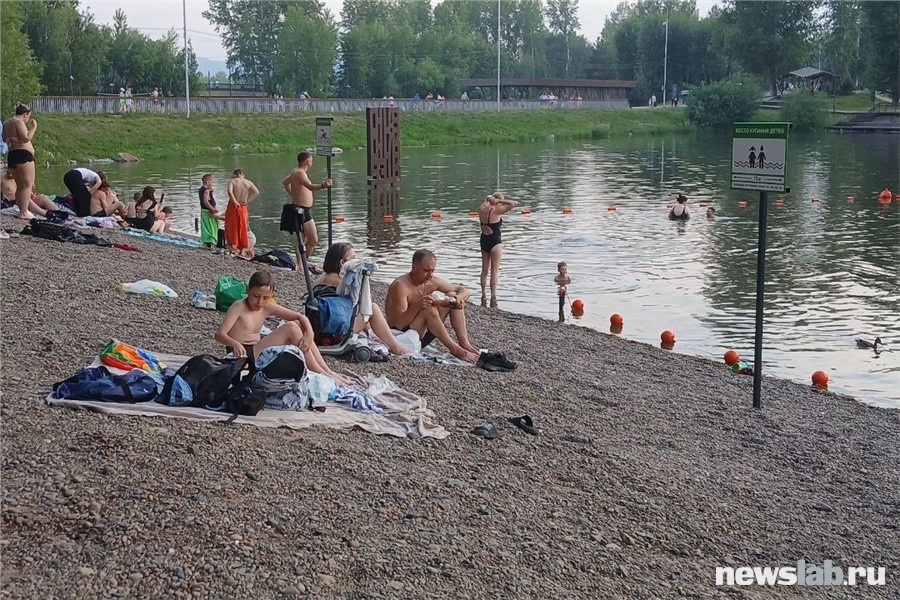 Зона для купания на острове огорожена буйками
