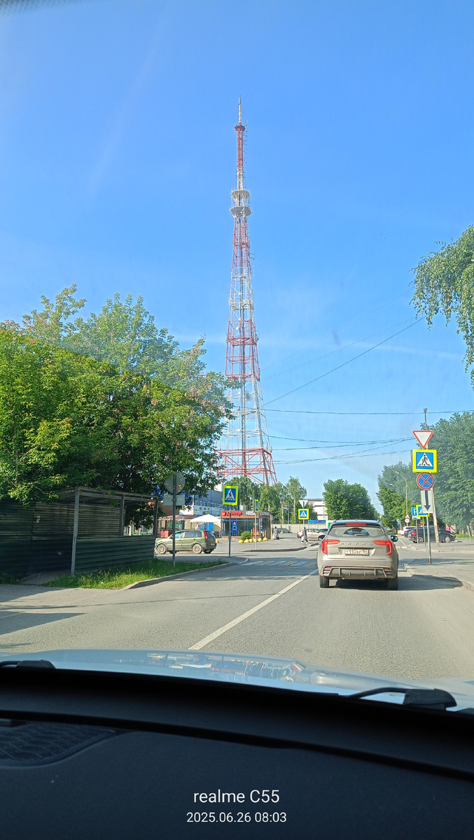 Утро. Едем. Таких телевышек две видела. Прямо среди домов стоят. Словно Эйфелевы башни😄. 