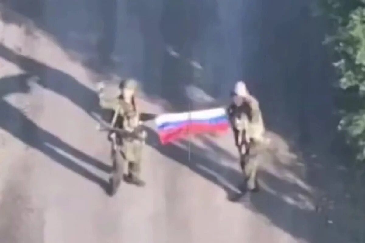    Российский флаг в поселке Ялта, ДНР.