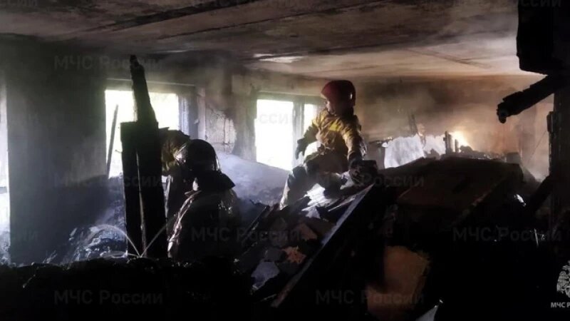     Спасатели и пожарные работают на месте взрыва МЧС по Свердловской области