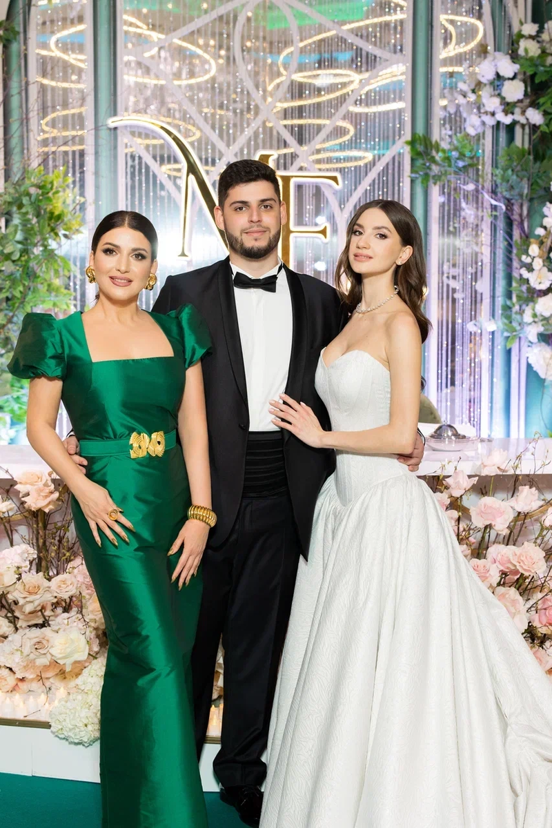    Певица Жасмин с сыном Михаилом и невесткой