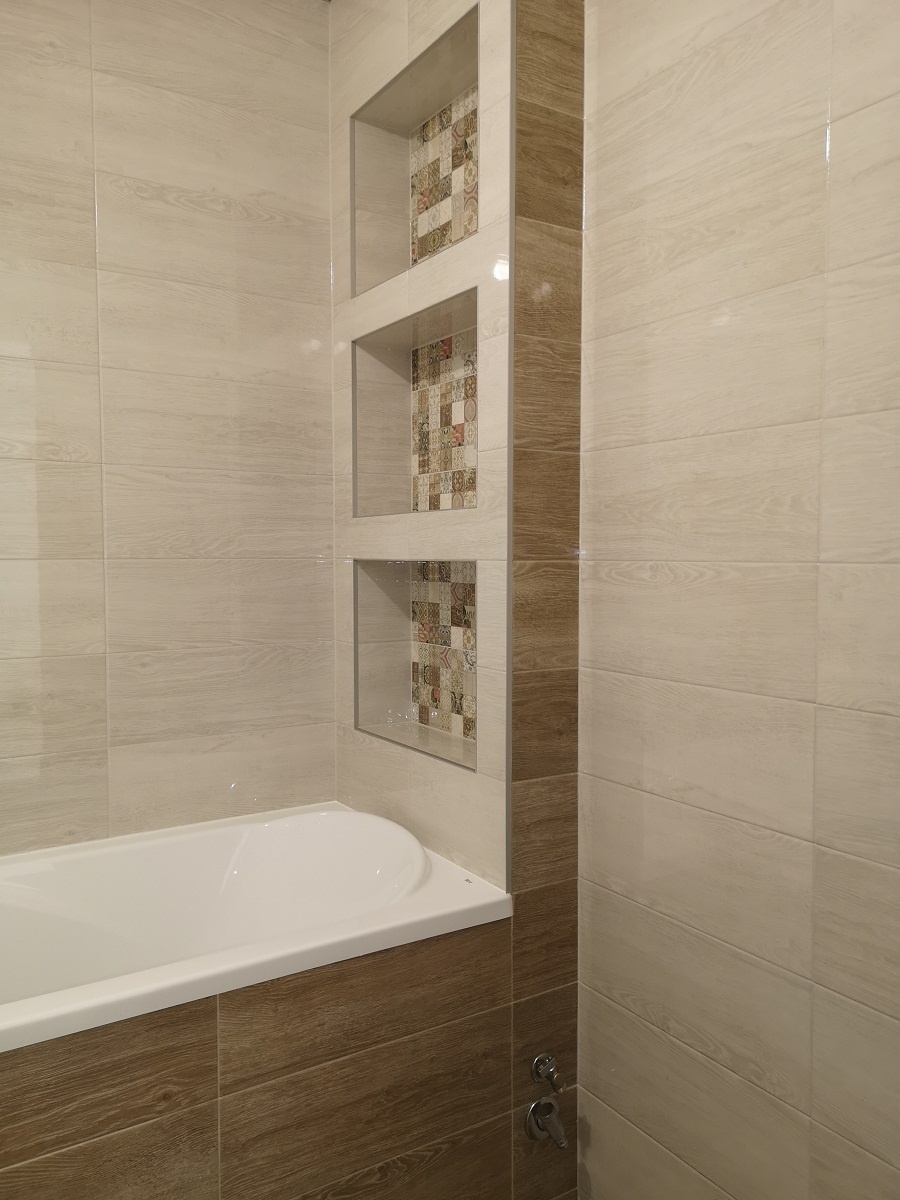 Короб с нишами в ванной комнате