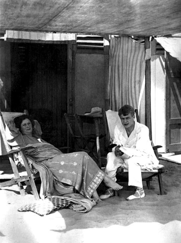 Есенин и Дункан на пляже в Италии