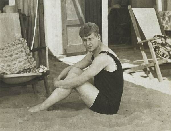 Есенин в купальном костюме на пляже