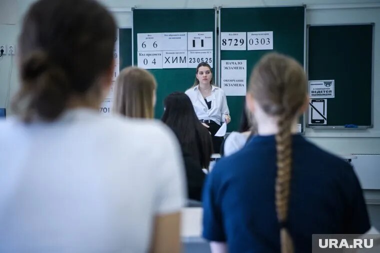 На ЕГЭ из-за сложности заданий школьники придумывали различные способы для списывания. Фото: Илья Московец © URA.RU
