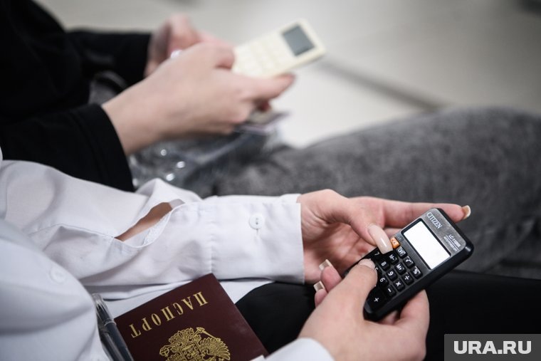 Перед ЕГЭ по обществознанию школьникам слили ответы в чатах мессенджеров. Фото: Илья Московец © URA.RU