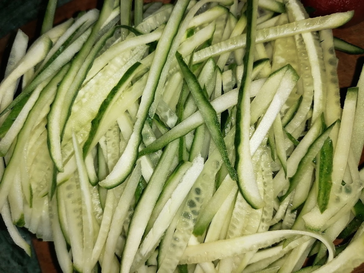 Не переживайте, если «соломинки» будут не идеальными. В готовом салате они станут намного привлекательнее.