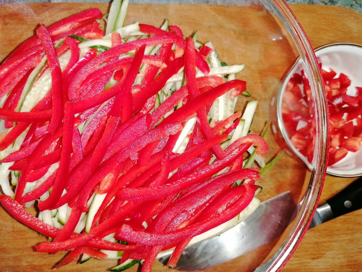 Остатки перца, которые не получается нарезать соломкой, заморожу для следующего супа (на фото — справа)