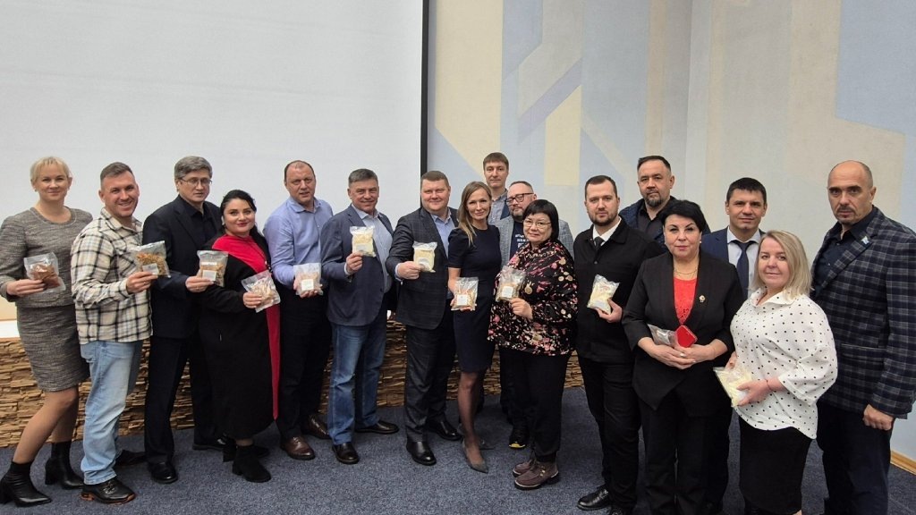    фото – гордума Ноябрьска. Любовь Карпалюк презентует продукты для бойцов в думе Ноябрьска.