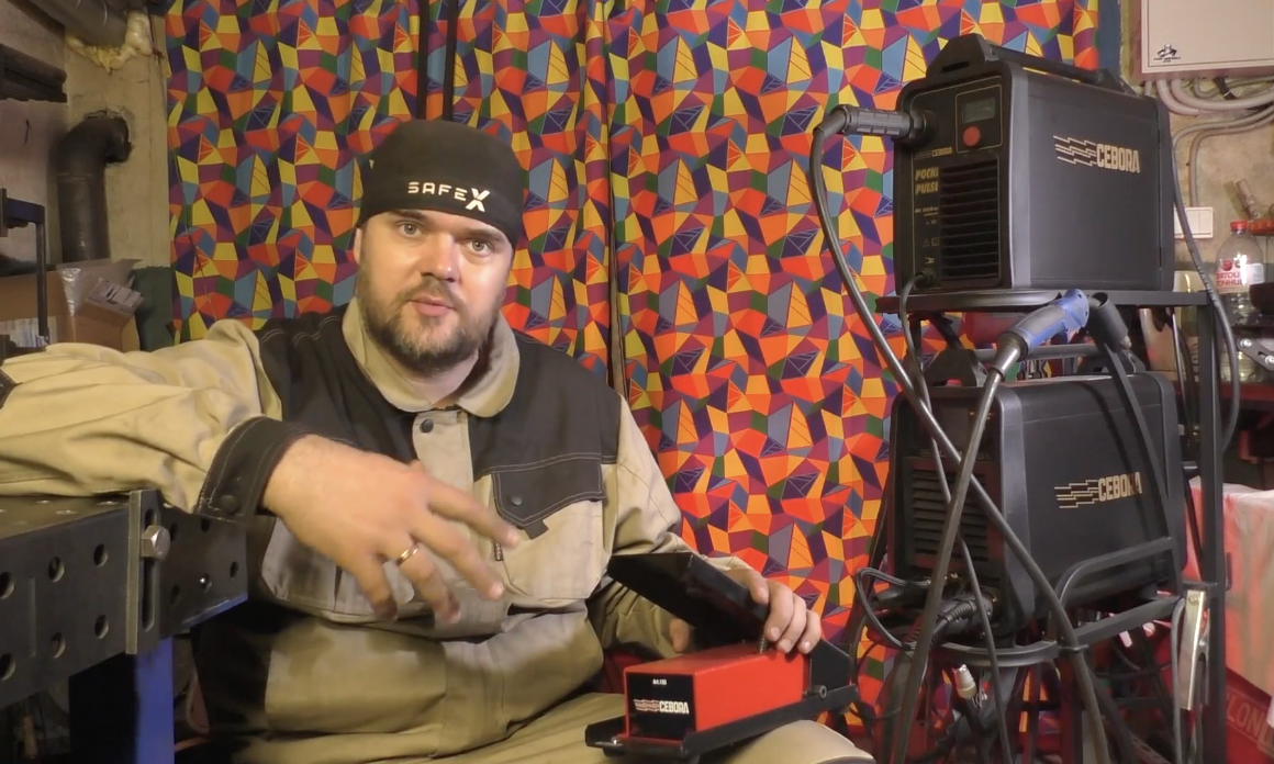 Александр демонстрирует преимущества педали