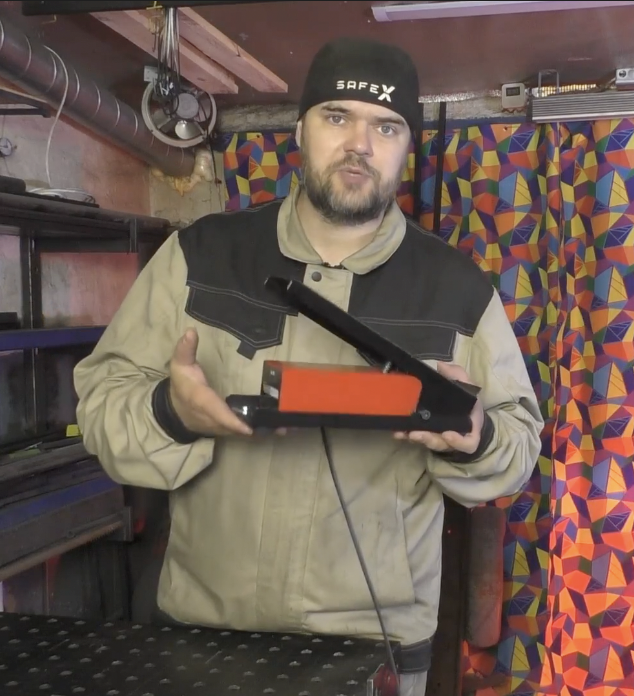 Александр демонстрирует преимущества педали