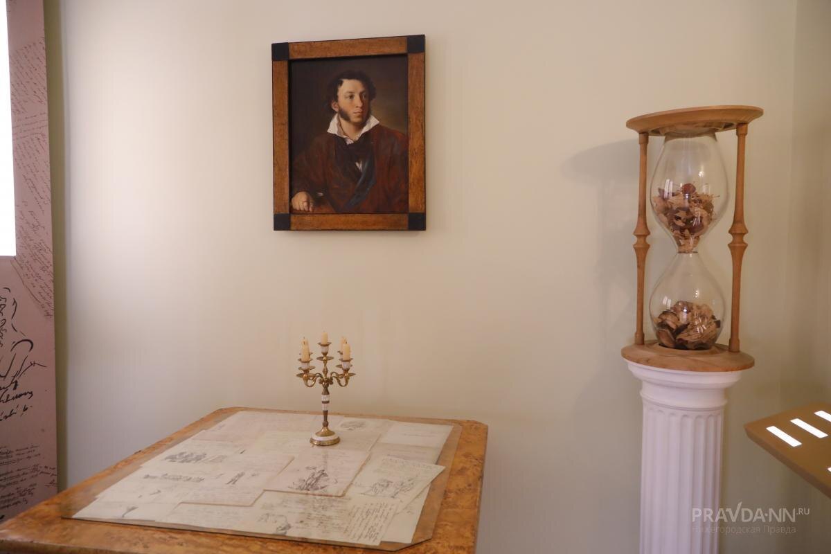    На первое место Пушкина поставили как женщины, так и мужчины