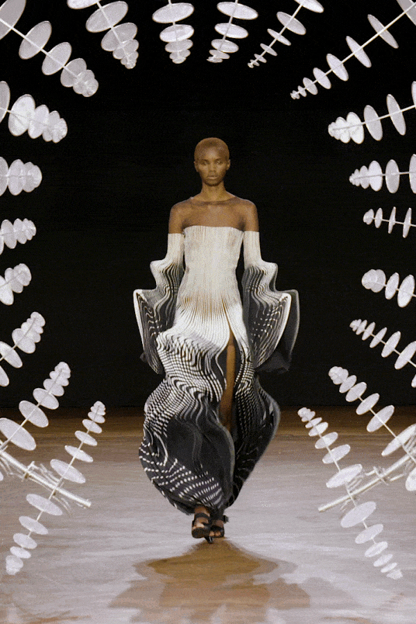 Кликните на фото, чтобы увидеть модель в движении 