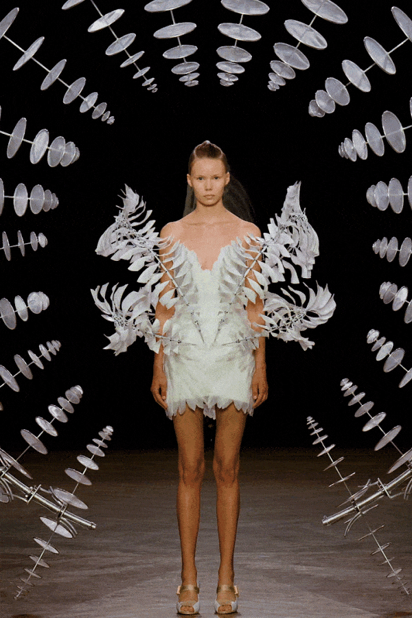 Кликните на фото, чтобы увидеть модель в движении 