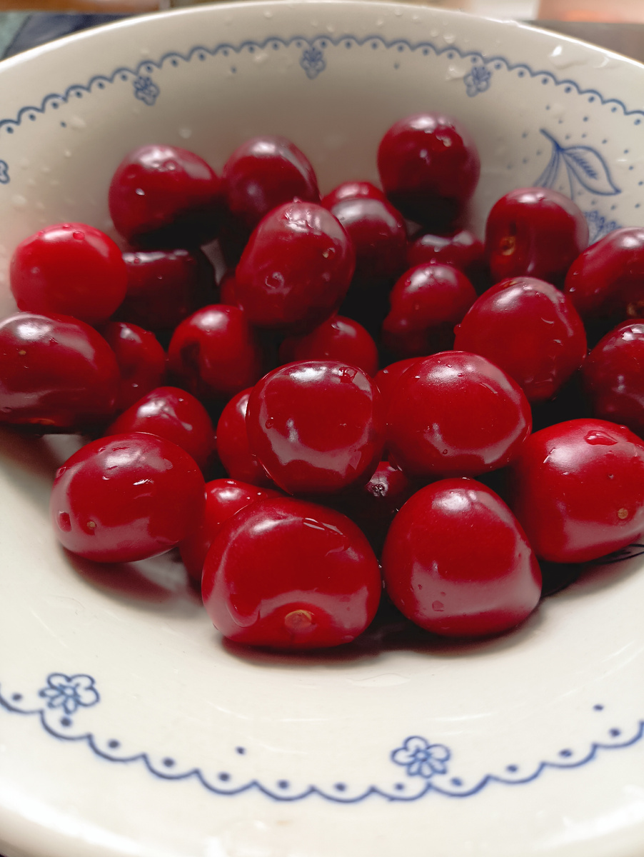 Черешня с нашего дерева. 