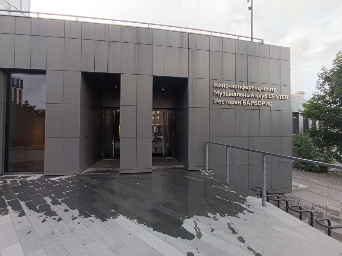 Вот такой вот, не совсем презентабельный, вход. Вода сюда попадает от фонтанов, которые находяться на крыше.