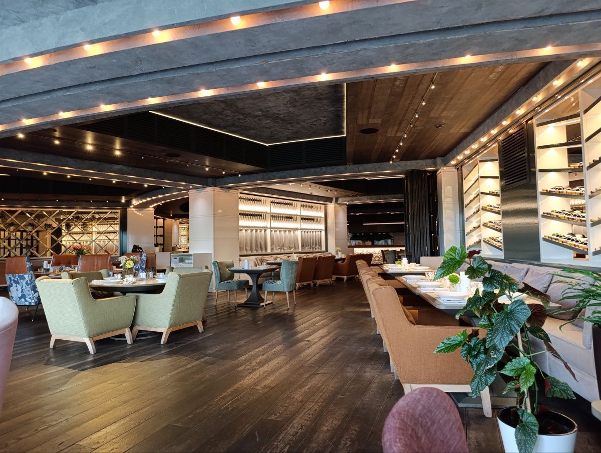 Очень приличное расстояние между столиками - это комфортно.