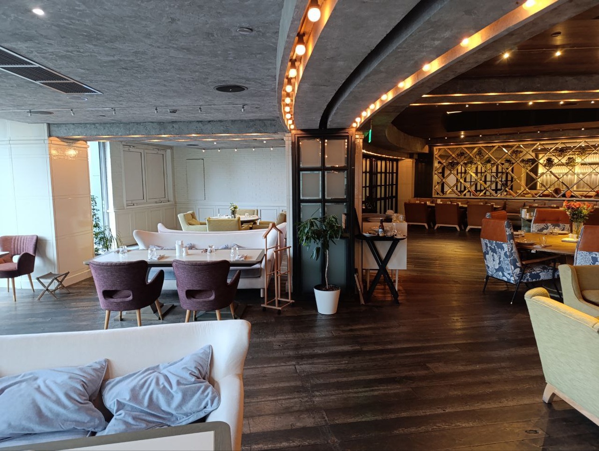 Вроде как, по этим вот направляющим в потолке, можно двигать перегородки и тем самым видоизменять пространство ресторана.