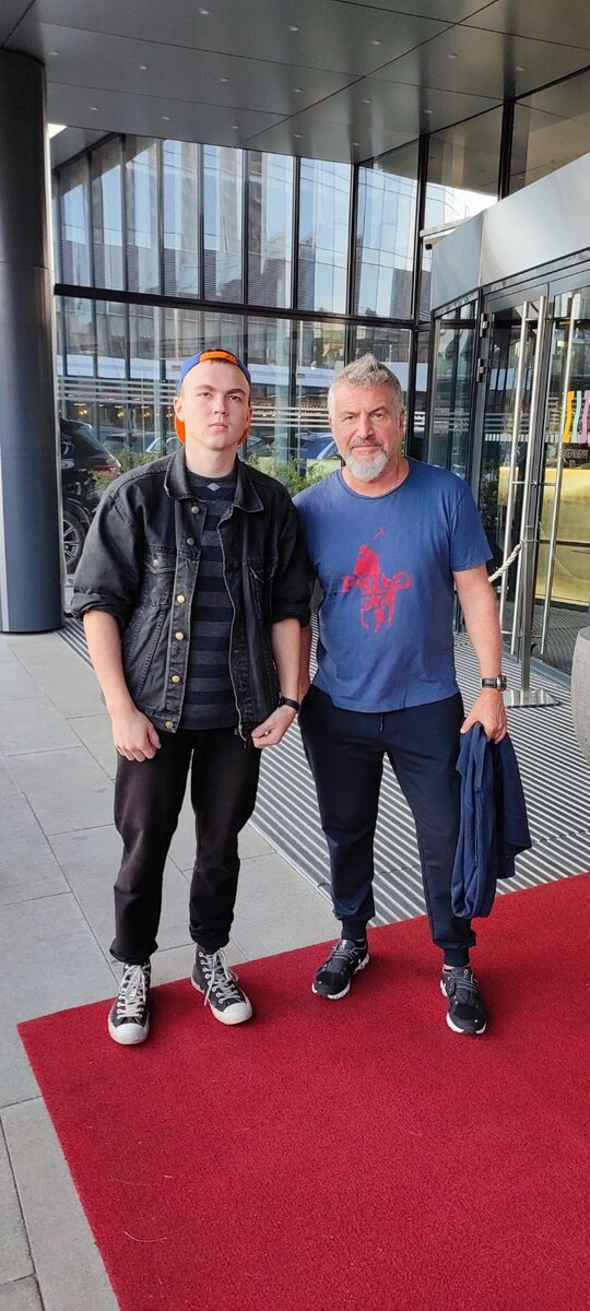 Усталый после длинного рейса, а тут такой сюрприз! Агутин тоже на этой фотке усталый. 