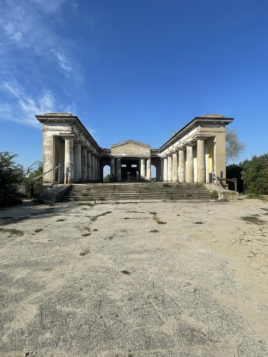 г. Волжский . Мортуарий - сооружение, предназначенное для проведения траурных похоронных обрядов. Единственное сохранившееся здание такого типа. 