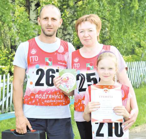 Семья Лабузовых победила во всех номинациях: папа Максим, мама Людмила и дочь Софья./ ФОТО Михаила ПЛЕТУХИНА, «ИРБЕЙСКАЯ ПРАВДА»