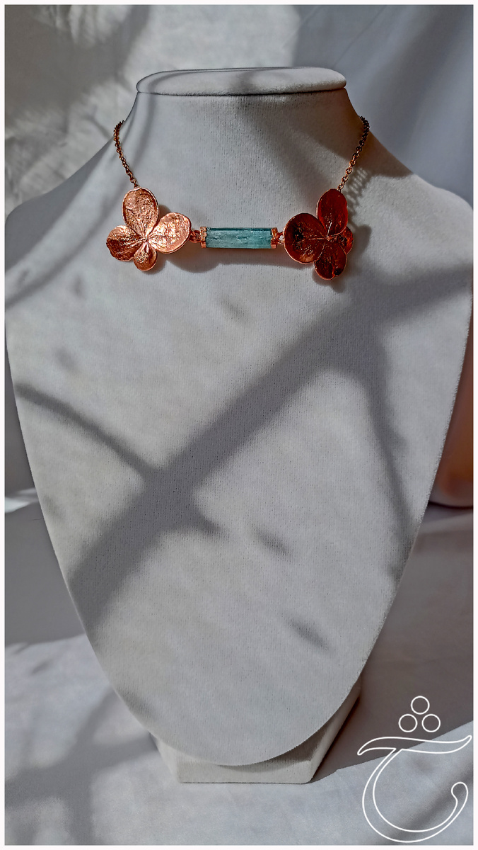 Колье с природным (не обработанным) кристаллом берилла, Ласселанта