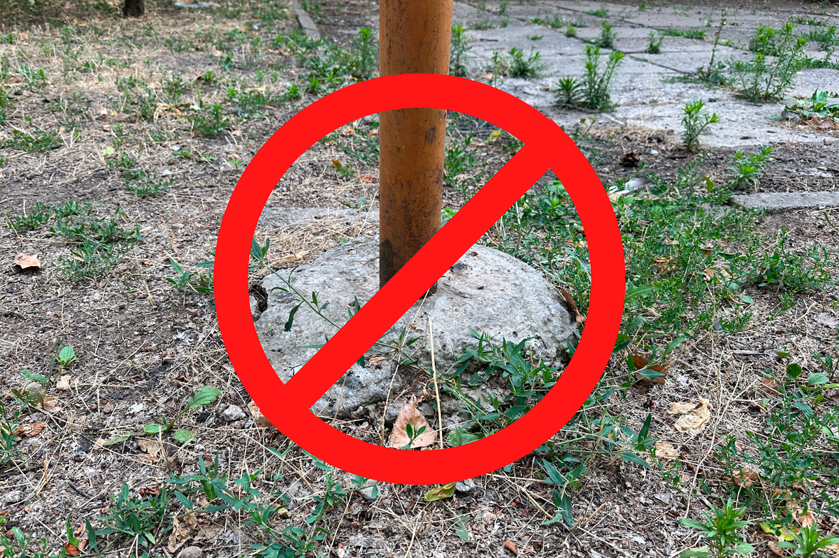 Забетонированный в лунку столб выдавило из грунта — распространенная картина на пучинистых грунтах