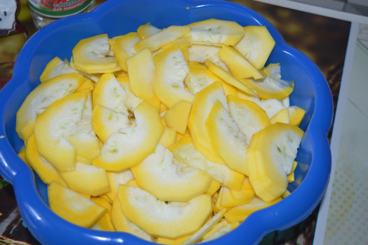 Кабачки с морковью. Шаг 2. Фото: канал Три рецепта.