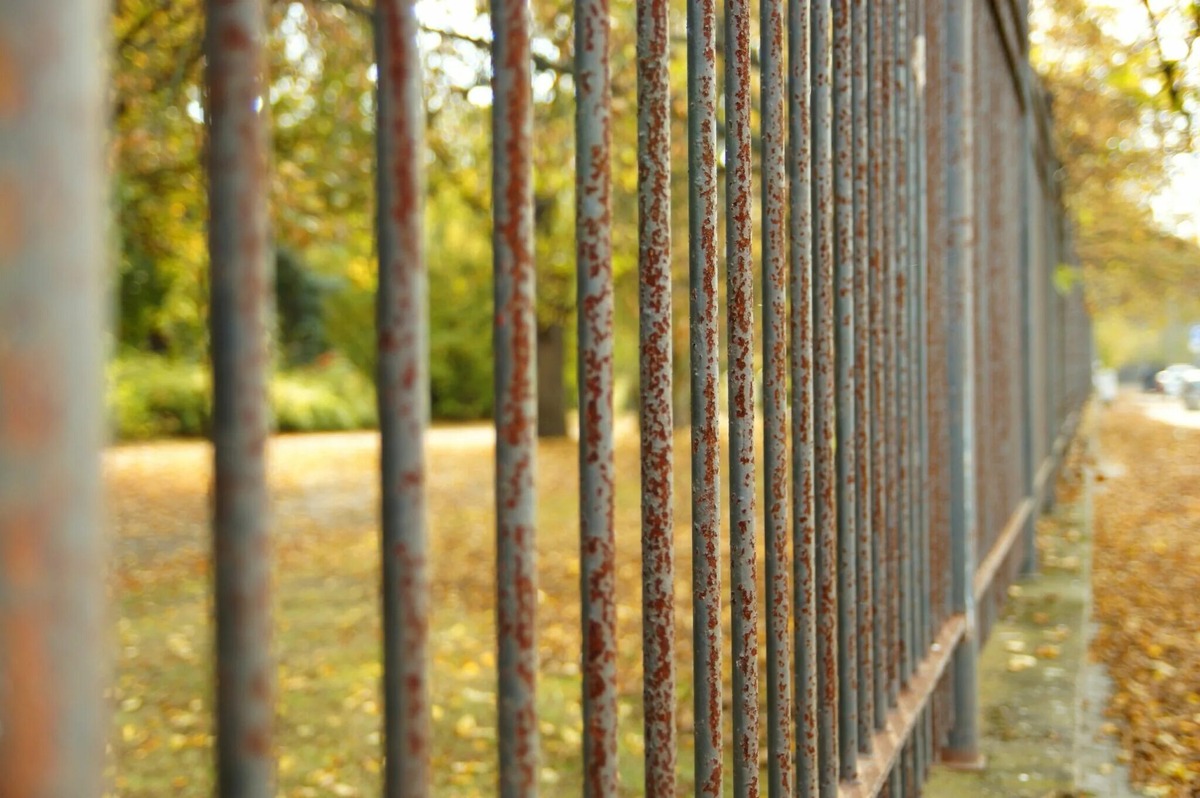 Ржавый забор портит внешний вид всего участка