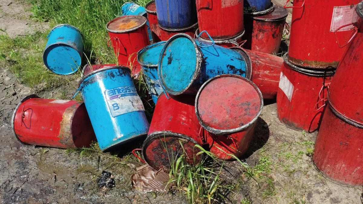 в негерметично закрытых бочках странная жидкость