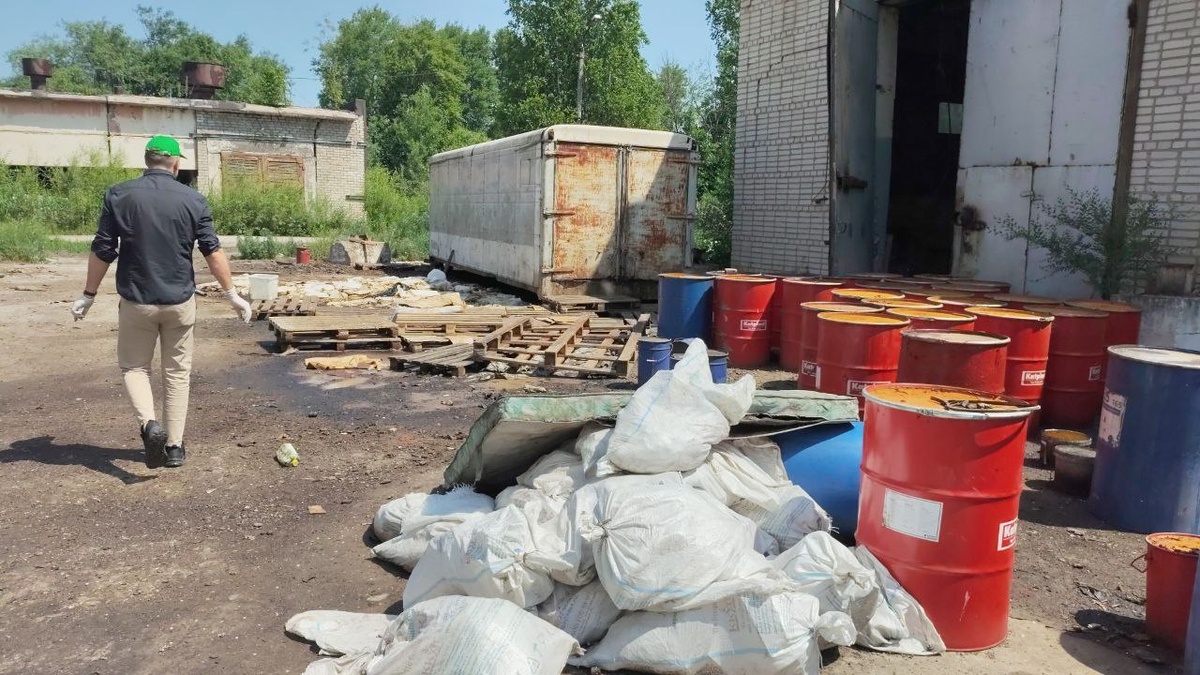 жуткий запах разносится на километры