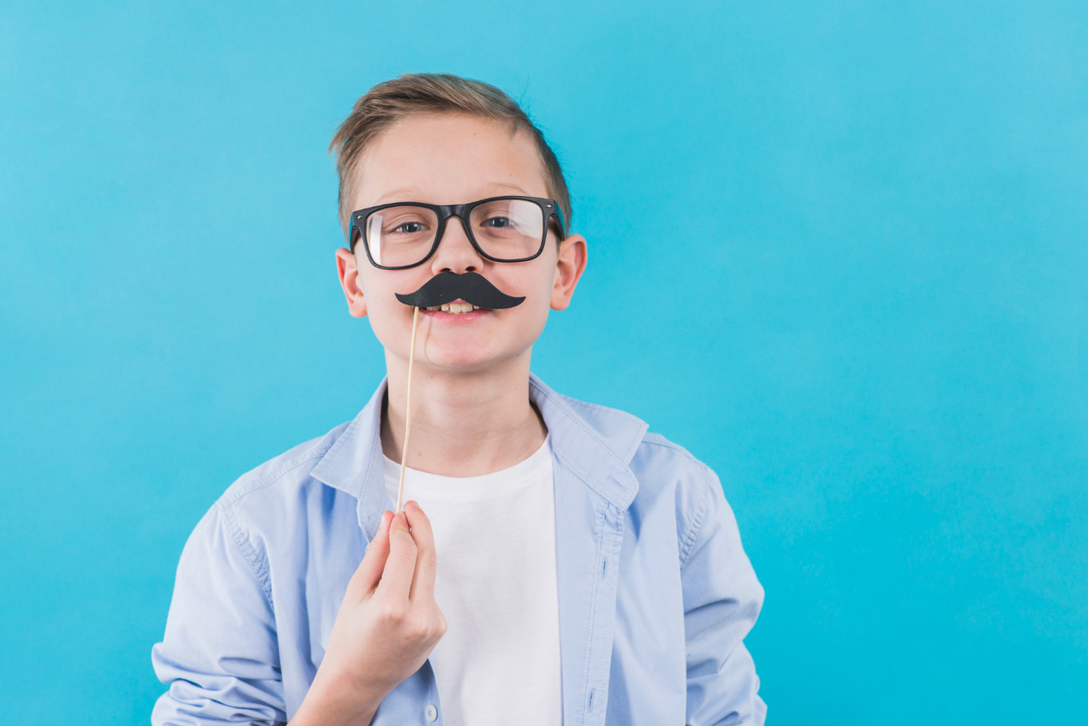 Источник: https://www.freepik.com/free-photo/boy-wearing-black-eyeglasses-holding-black-moustache-prop-front-his-upper-lips_4157724.htm