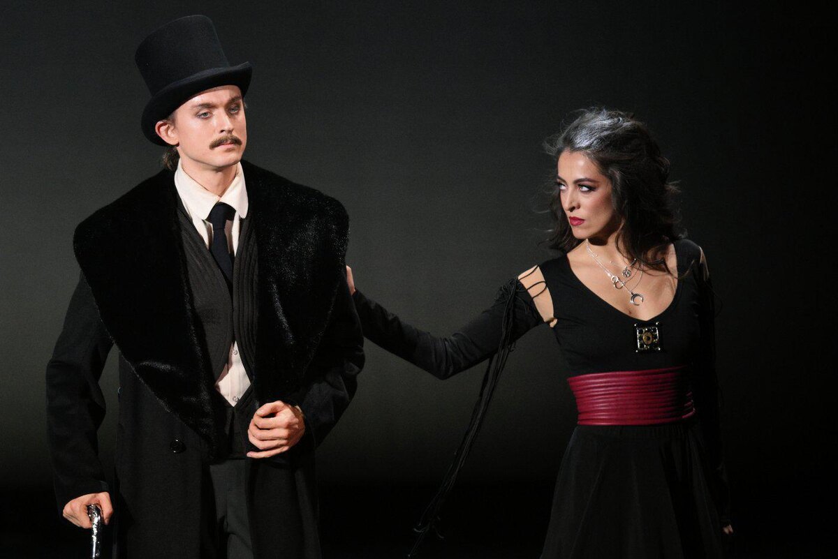 Цыганка не даёт покоя Сергею Дягилеву.  Владимир Астапкович / @РИА Новости 