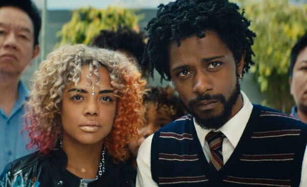 Фото © Кадр из фильма «Простите за беспокойство», режиссёр Бутс Райли, сценарист Бутс Райли / Kinopoiskatomic:embed 4
