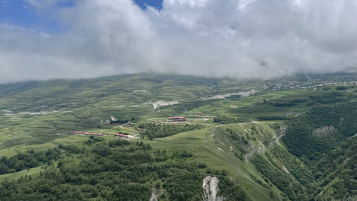 Вид на туристический комплекс Old Sivukh с маршрута на гору Кильта 