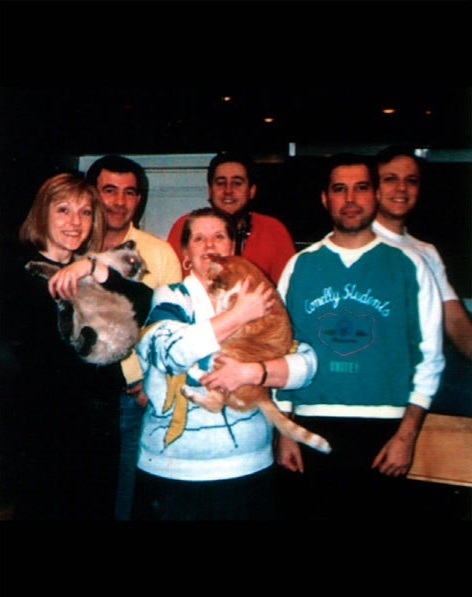 Мэри и горничная с кошками, Джим в желтой футболке, личный помощник, повар и сам Фредди