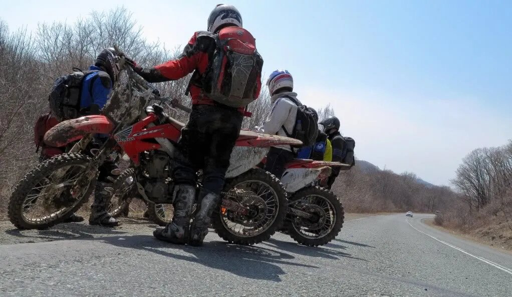 Для мотоиндуристов маршрут достаточно особенно интересен: после с.Анисимовки нужно свернуть на грунтовую дорогу, ориентируясь на ЛЭП-вышки и большую поляну. Далее путь пролегает вдоль заброшенных строений, через лес и по серпантину, который ведет к подножию и даже выше — к вершине горы, если позволяет проходимость мотоцикла