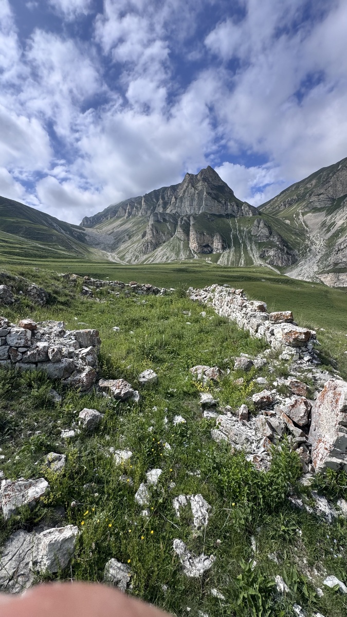 Руины хутора села Старый Сивух на горе Кильта. историческая тропа от туркомплекса Old Sivukh 