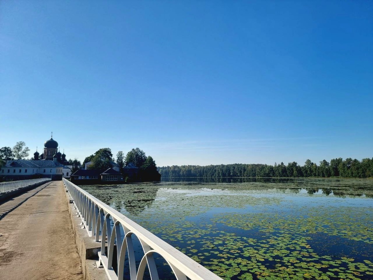 Попасть в обитель на острое можно по бетонному пешеходному мосту. Фото из архива автора