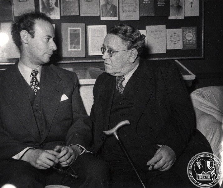 Фотография Л.А. Кассиля и С.Я. Маршака в перерыве между заседаниями II-го Всесоюзного съезда писателей. Москва, 1954 г. РГАЛИ. Ф. 2190. Оп. 2. 