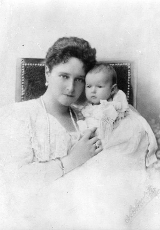 Царица Александра Федоровна с великой княжной Анастасией Николаевной, Петергоф, 1901 г.