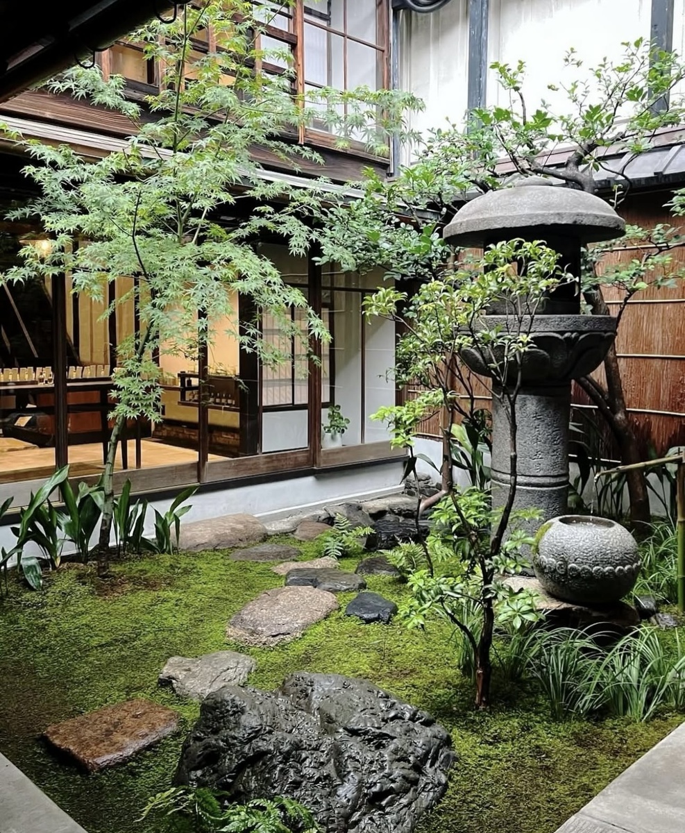 Магазин Le Labo в Киото выглядит вот так) есть небольшой сад и кофейня