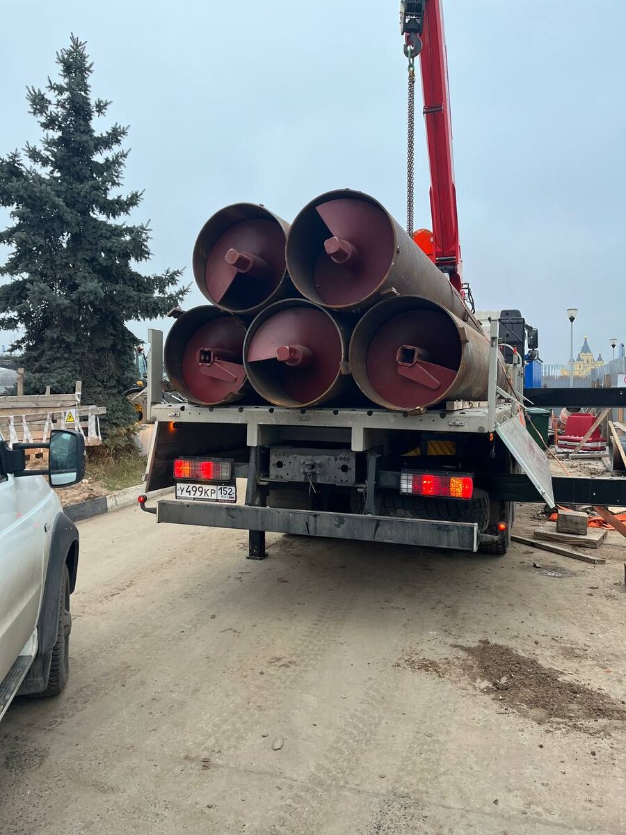 Обсадные стальные трубы со шнеками доставлены на строительный объект
