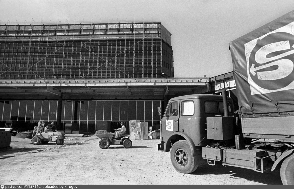 Строительство нового терминала в мае 1979 года. Автор фото: Б. Корзин. С сайта www.pastvu.com.