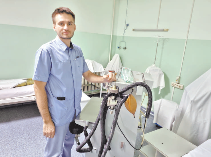 Станислав Гусев уже три года работает анестезиологом-реаниматологом./ ФОТО Сергея СЕЛИГЕЕВА, «ИРБЕЙСКАЯ ПРАВДА»