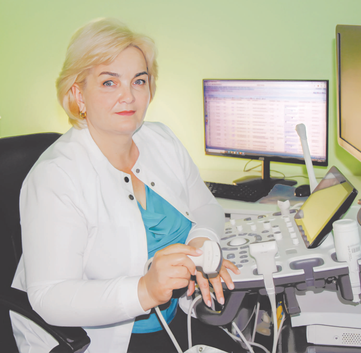 Наталья Тихончук вот уже скоро полгода, как возглавила Ирбейскую больницу. Некоторые административные обязанности для нее оказались внове. Но при всесторонней поддержке коллектива, с которым вместе проработала много лет, справляется. И при этом не оставляет врачебную практику. Ведет прием пациентов за аппаратом ультразвуковых исследований. / ФОТО Сергея СЕЛИГЕЕВА, «ИРБЕЙСКАЯ ПРАВДА»